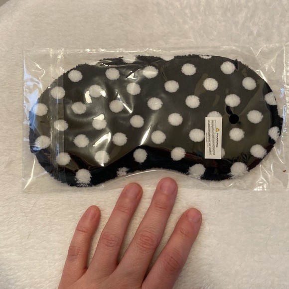 🆕NIP Black w/ White Polka Dot Fuzzy Sleeping Eye Mask with pocket - Picture 4 of 4
